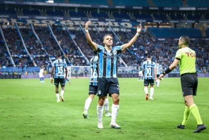 Braithwaite (C) fez um gol e participou dos outros dois que deram a vitória ao Grêmio - Foto: Lucas Uebel/Grêmio FBPA