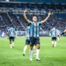 Braithwaite (C) fez um gol e participou dos outros dois que deram a vitória ao Grêmio - Foto: Lucas Uebel/Grêmio FBPA