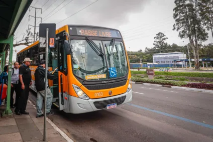 Porto Alegre, RS, Brasil 06/10/2024: Neste domingo, 6, primeiro turno das eleições, haverá passe livre para todos os usuários nos ônibus de Porto Alegre. A oferta do transporte público corresponde à tabela de dias úteis. Foto: Alex Rocha/PMPA