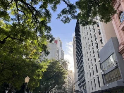 Praça da Alfândega, em Porto Alegre. Ao fundo, edifício Santa Cruz. Crédito: Leonardo Severo / Agora RS