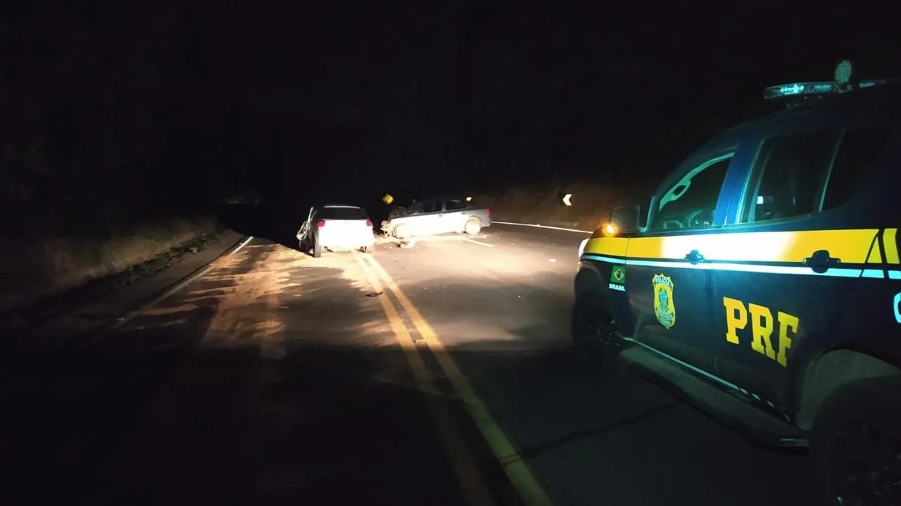 PRF atendendo ocorrência durante a noite. Idoso morreu no local