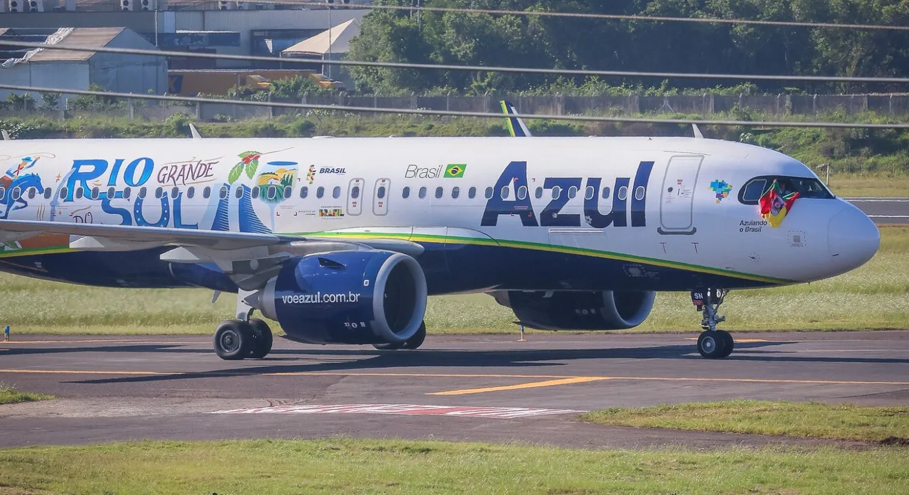 Aeronave da Azul Linhas aéreas foi a primeira a pousar no Salgado Filho. Crédito: Jürgen Mayrhofer/Secom