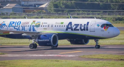 Aeronave da Azul Linhas aéreas foi a primeira a pousar no Salgado Filho. Crédito: Jürgen Mayrhofer/Secom