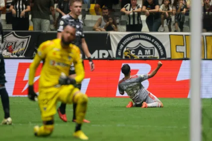 Bernabei (ao fundo) fez um e teve participação e nos outros dois gols do Inter na partida - Foto: Ricardo Duarte/SC Internacional