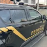 Imagem de um carro da Polícia Federal do Brasil, com detalhes em preto e amarelo, estacionado em uma rua.