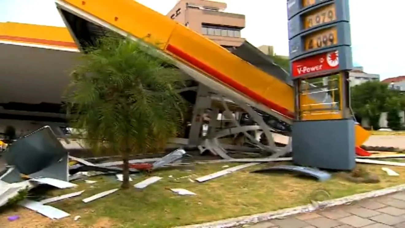 Posto desabou na avenida Borges de Medeiros (30/01/2016). Crédito: reprodução / RBS TV