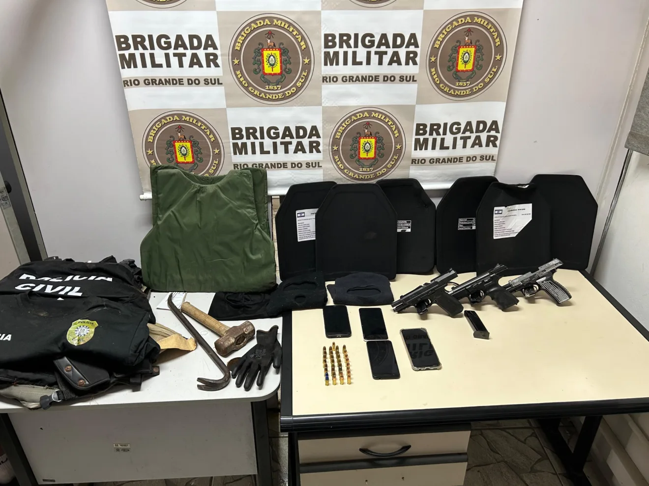 Com os indivíduos, a polícia apreendeu armas de fogo, coletes balísticos e o veículo usado - Foto: BM/Divulgação