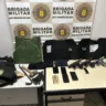 Com os indivíduos, a polícia apreendeu armas de fogo, coletes balísticos e o veículo usado - Foto: BM/Divulgação