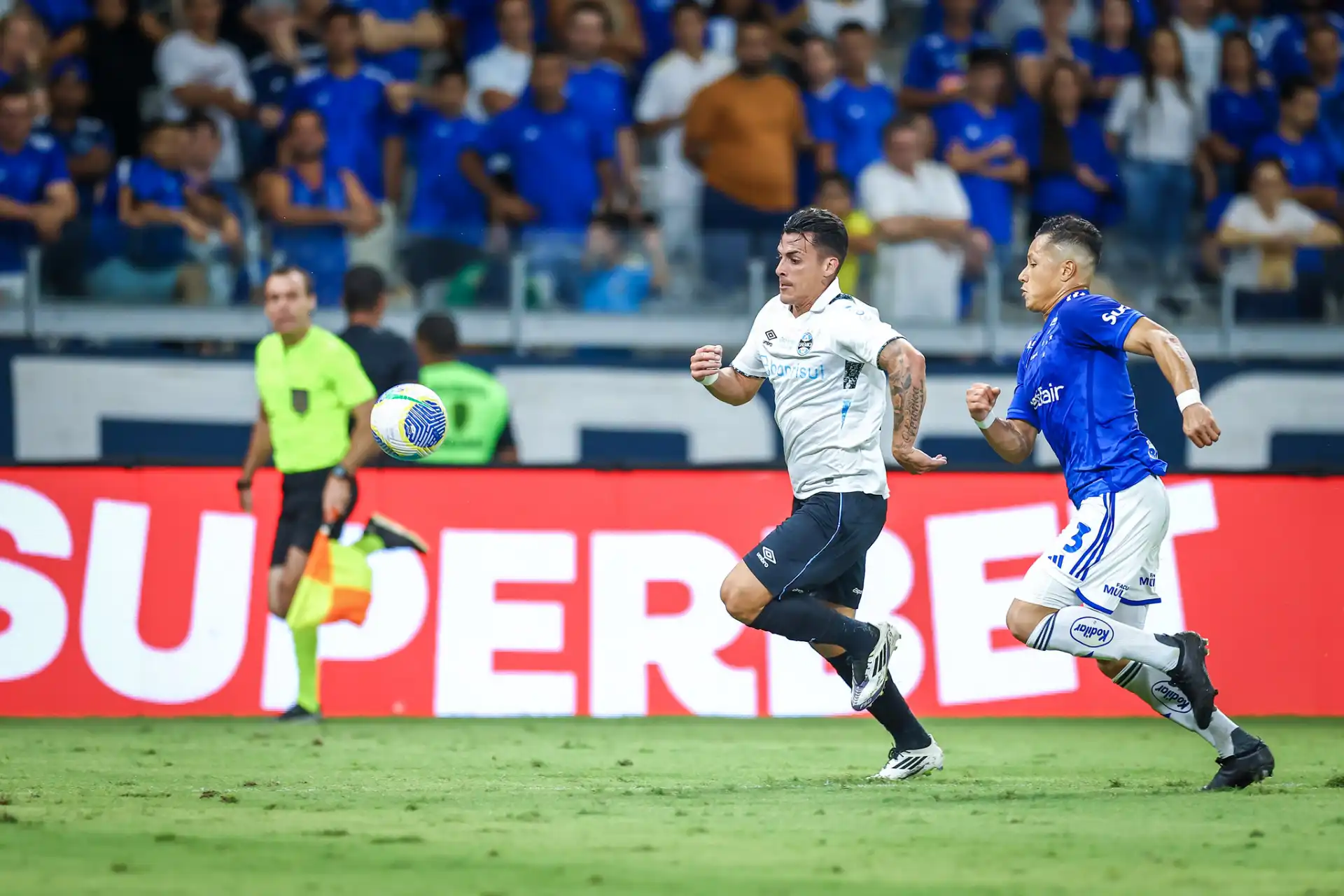 Lance da partida entre Grêmio e Cruzeiro no Estádio do Mineirão, em Belo Horizonte, durante o Campeonato Brasileiro 2024.