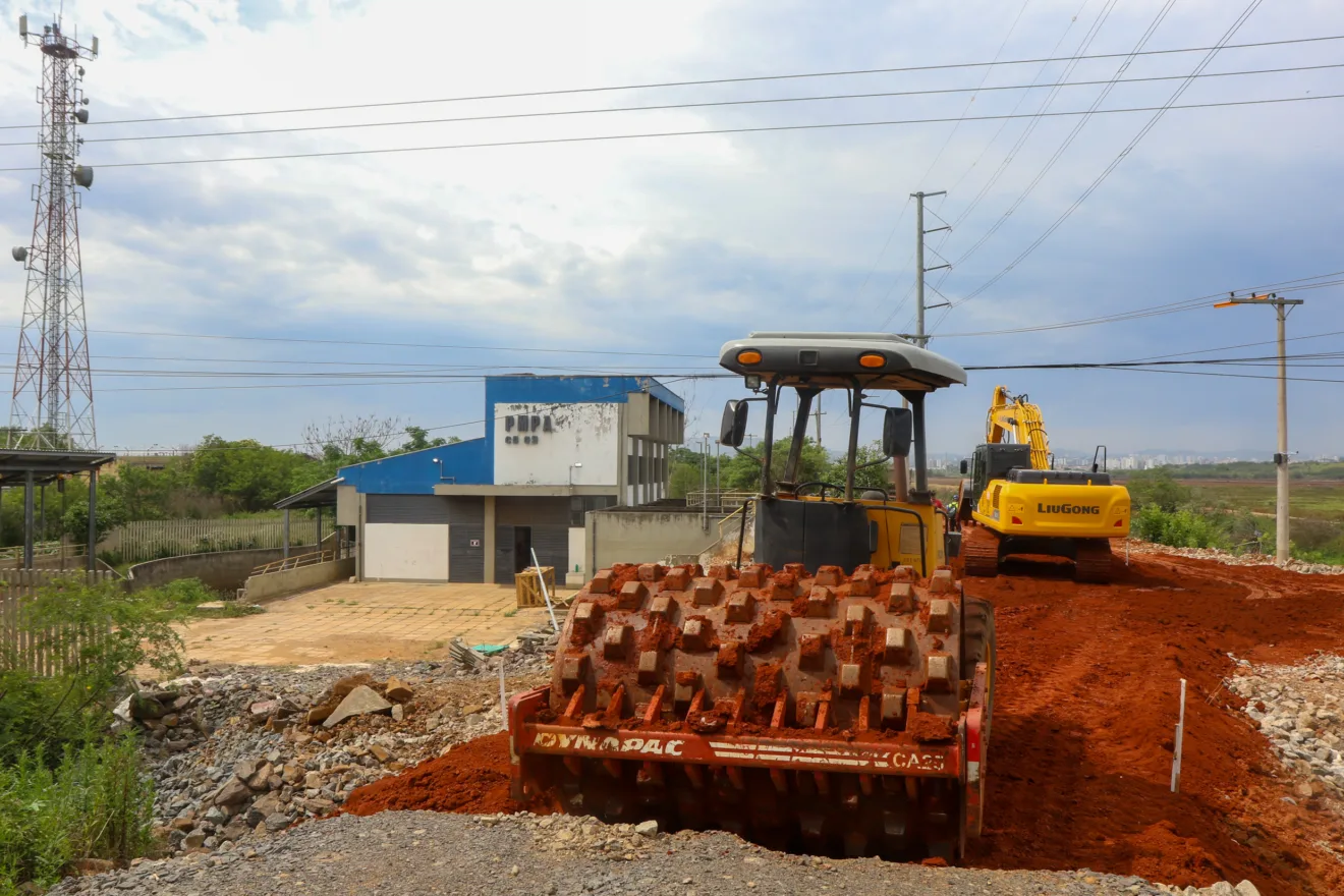 Obra de elevação da cota do dique do Sarandi. Crédito: Luciano Lanes / PMPA