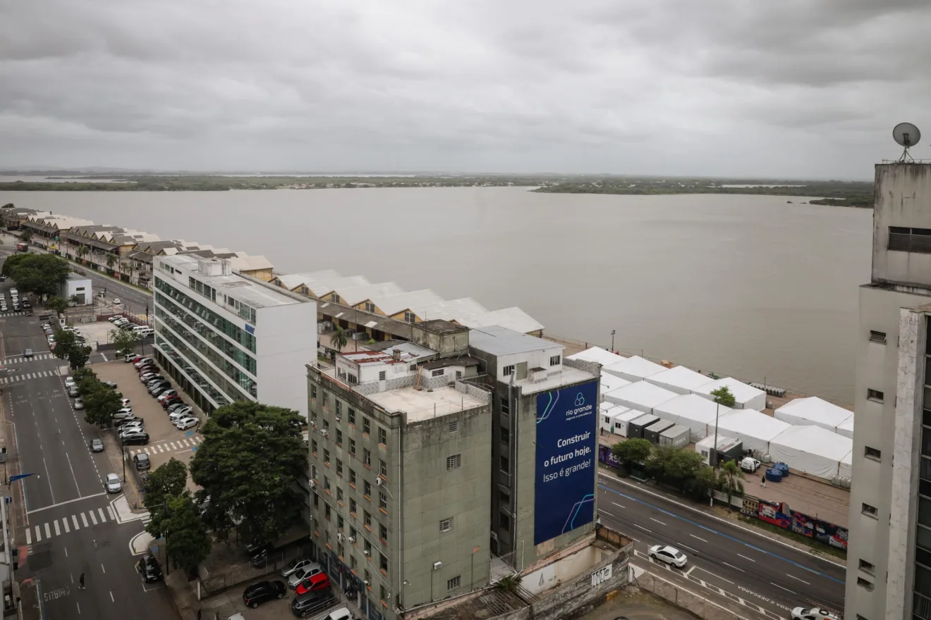 Vista do Centro Histórico de Porto Alegre, com a Avenida Sete de Setembro à esquerda e Mauá à direita, sob um céu nublado. Ao fundo, o Guaíba e suas ilhas.