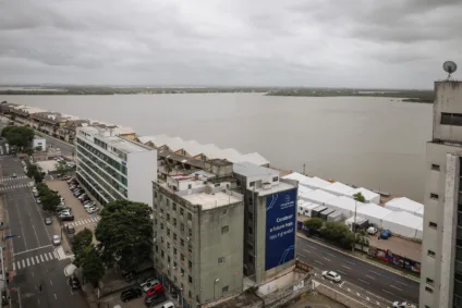 Vista do Centro Histórico de Porto Alegre, com a Avenida Sete de Setembro à esquerda e Mauá à direita, sob um céu nublado. Ao fundo, o Guaíba e suas ilhas.