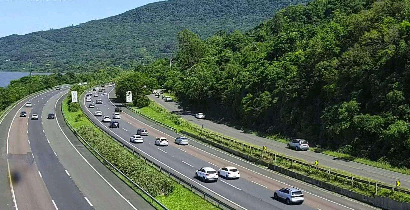 Imagem do quilômetro 7 da FreeWay mostra trânsito acentuado, mas sem congestionamento nas três faixas da rodovia.