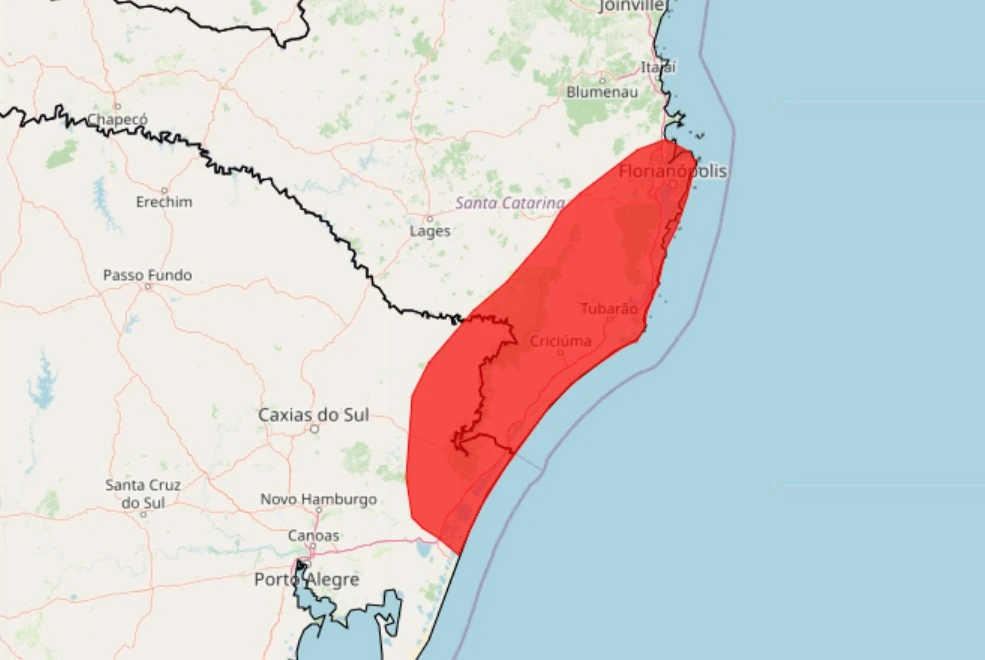 Mapa do Litoral Norte do RS e Sul de de Santa Catarina com área em destaque em vermelho, onde chuvas podem passar de 100 milímetros.