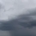 Nuvens escuras e ameaçadoras cobrem o céu, indicando a possibilidade de uma tempestade no Rio Grande do Sul.