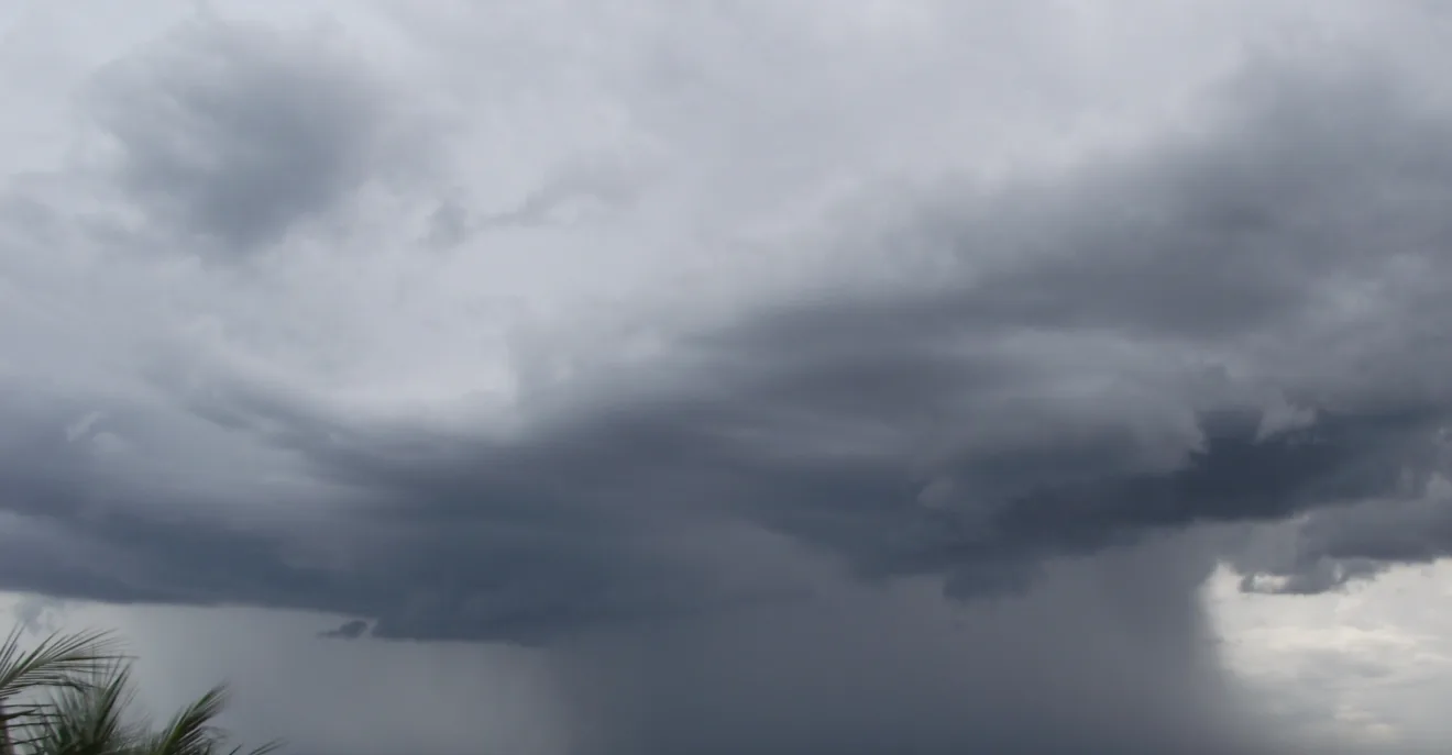 Nuvens escuras e ameaçadoras cobrem o céu, indicando a possibilidade de uma tempestade no Rio Grande do Sul.