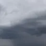 Nuvens escuras e ameaçadoras cobrem o céu, indicando a possibilidade de uma tempestade no Rio Grande do Sul.