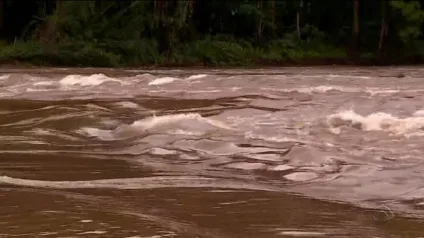 A cheia do rio Forqueta afeta comunidades. Imagem mostra águas turbulentas, na cor marrom, com vegetação ciliar ao fundo.