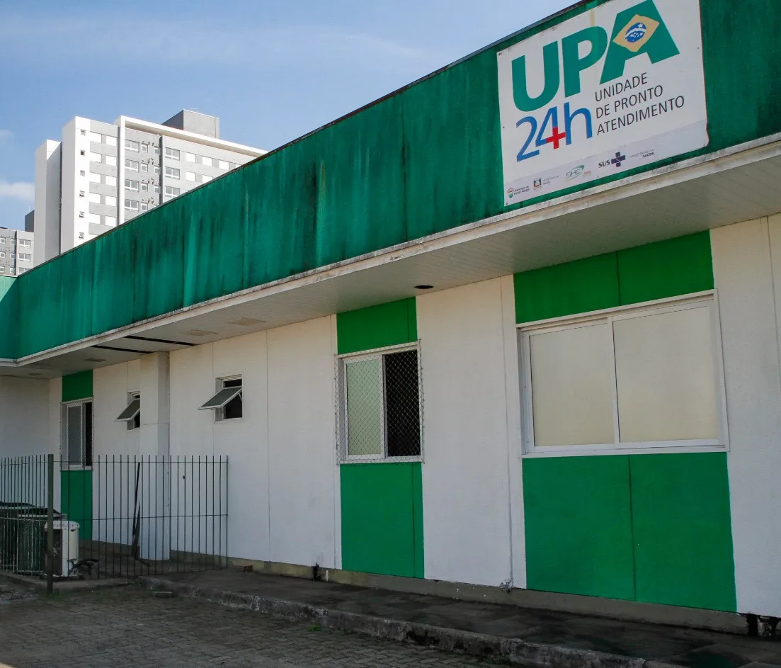 Fachada da UPA Moacyr Scliar, com paredes brancas e verdes, localizada em área urbana.