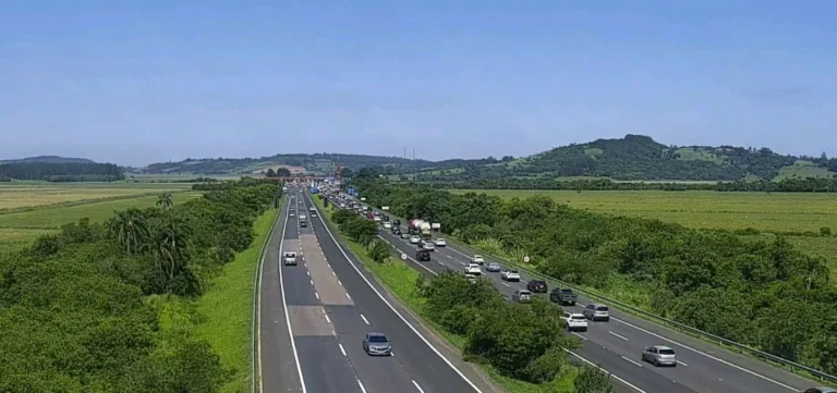 Imagem do quilômetro 18 da FreeWay mostra tráfego intenso na chegada ao pedágio de Santo Antônio da Patrulha. Crédito: CCR ViaSul