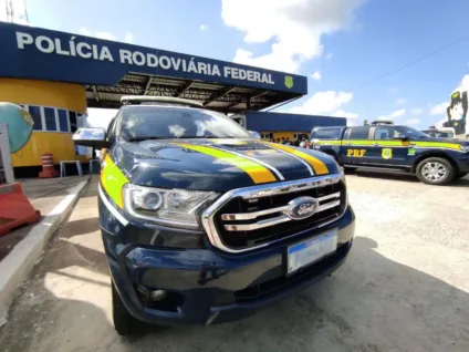 Veículo da Polícia Rodoviária Federal em frente à sede, destacando o design e as cores da viatura.