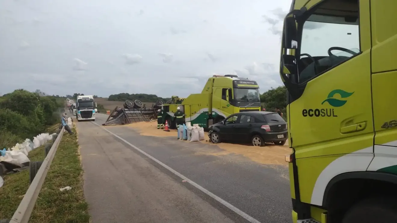 Acidente entre carreta e dois carros no quilômetro 129 da BR-392 em Canguçu,. Carreta tombada e um veículos envolvidos causam bloqueio na estrada.