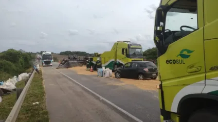 Acidente entre carreta e dois carros no quilômetro 129 da BR-392 em Canguçu,. Carreta tombada e um veículos envolvidos causam bloqueio na estrada.