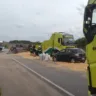 Acidente entre carreta e dois carros no quilômetro 129 da BR-392 em Canguçu,. Carreta tombada e um veículos envolvidos causam bloqueio na estrada.