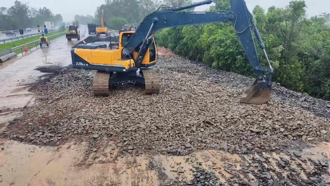 Retroescavadeira de esteira realiza reparo no km da 46 Freeway.