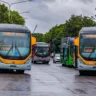 Imagem de dois novos ônibus superarticulados da Carris.