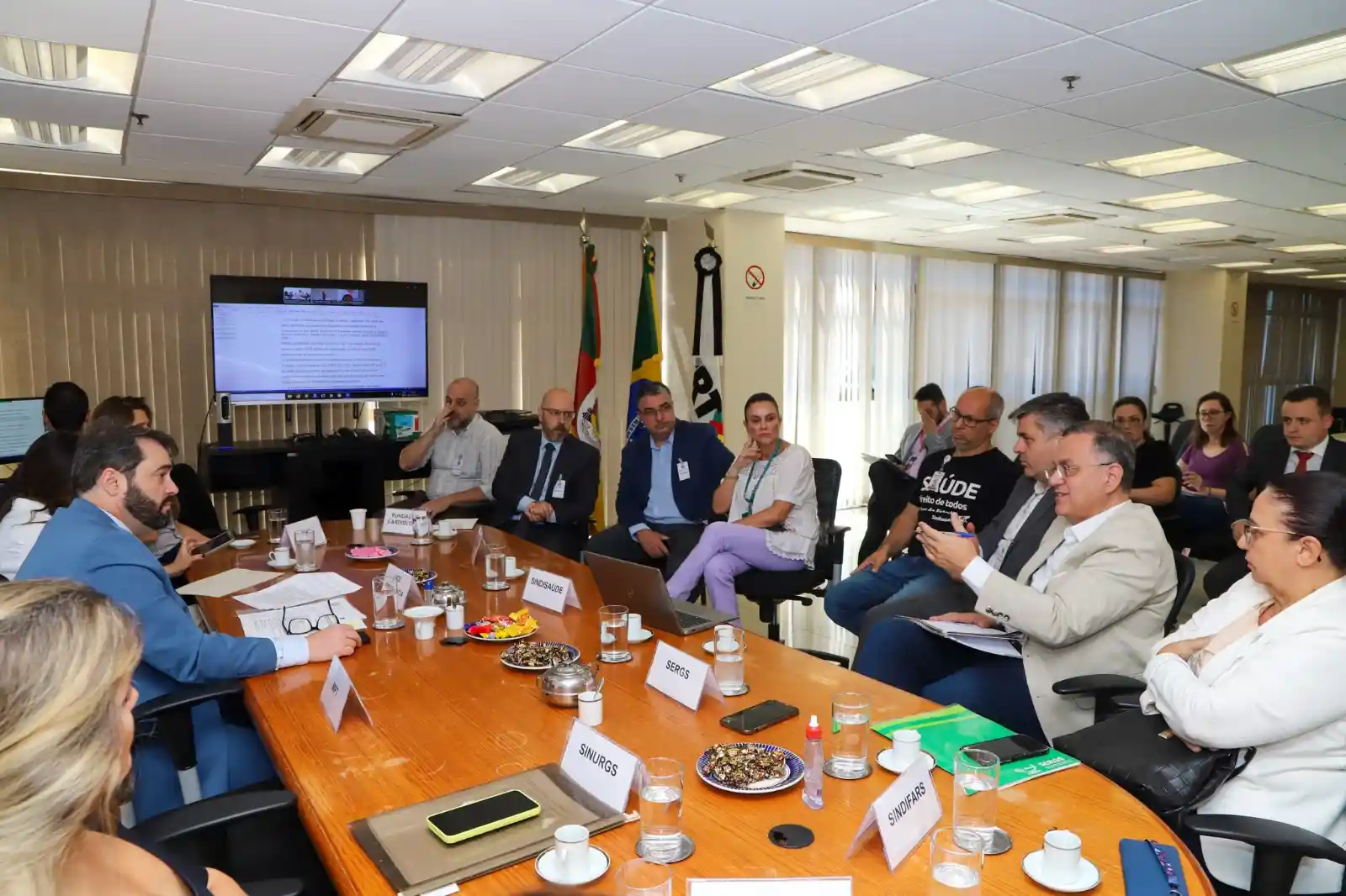 Reunião sobre mediação para pagamento de rescisões de servidores da Fundação de Cardiologia, com participantes em no Tribunal Regional do Trabalho do RS.
