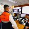 Equipe da Defesa Civil do Rio Grande do Sul atuando em sala de monitoramento. Monitores exibem informações durante teste do sistema Defesa Civil Alerta