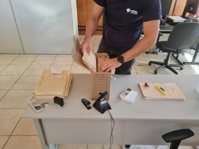 Agente do MPRS analisa documentos na prefeitura de Parob&eacute;