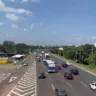 Imagem da Freeway na saída de Porto Alegre, com intenso fluxo de veículos e a presença da Polícia Rodoviária Federal ao lado da rodovia.