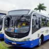 Imagem de um ônibus Mascarello, com cores azul e branca e acessibilidade para cadeirantes.