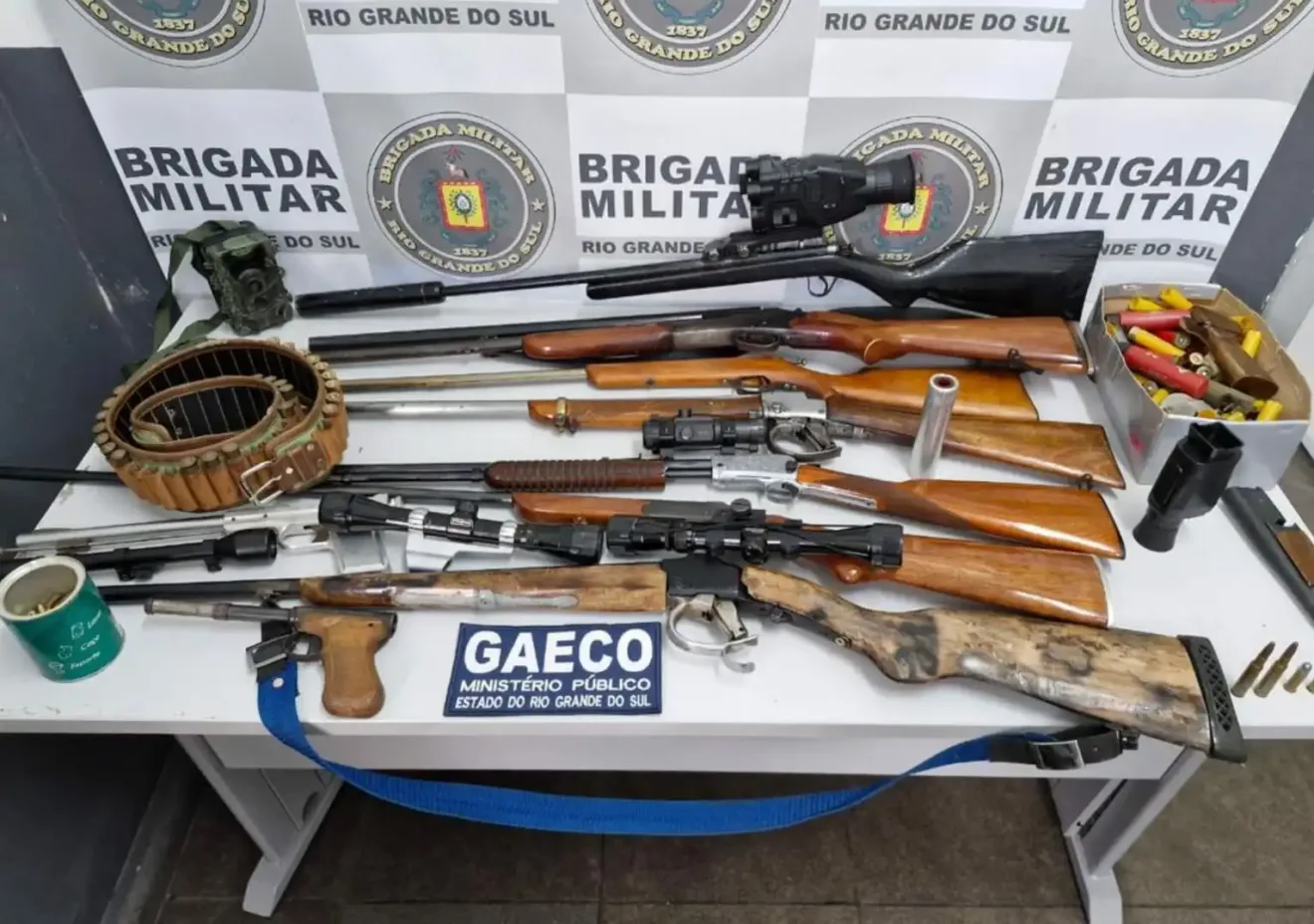 Imagem mostra diversas armas apreendidas durante a operação Desarme, no Rio Grande do Sul.