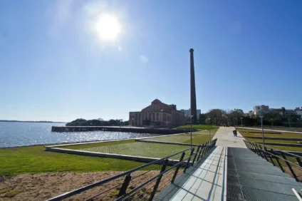 Vista do Parque da Orla e da Usina do Gasômetro com céu azul e sol brilhante. O local é ideal para passeios e lazer ao ar livre. Crédito: Brayan Martins / PMPA 