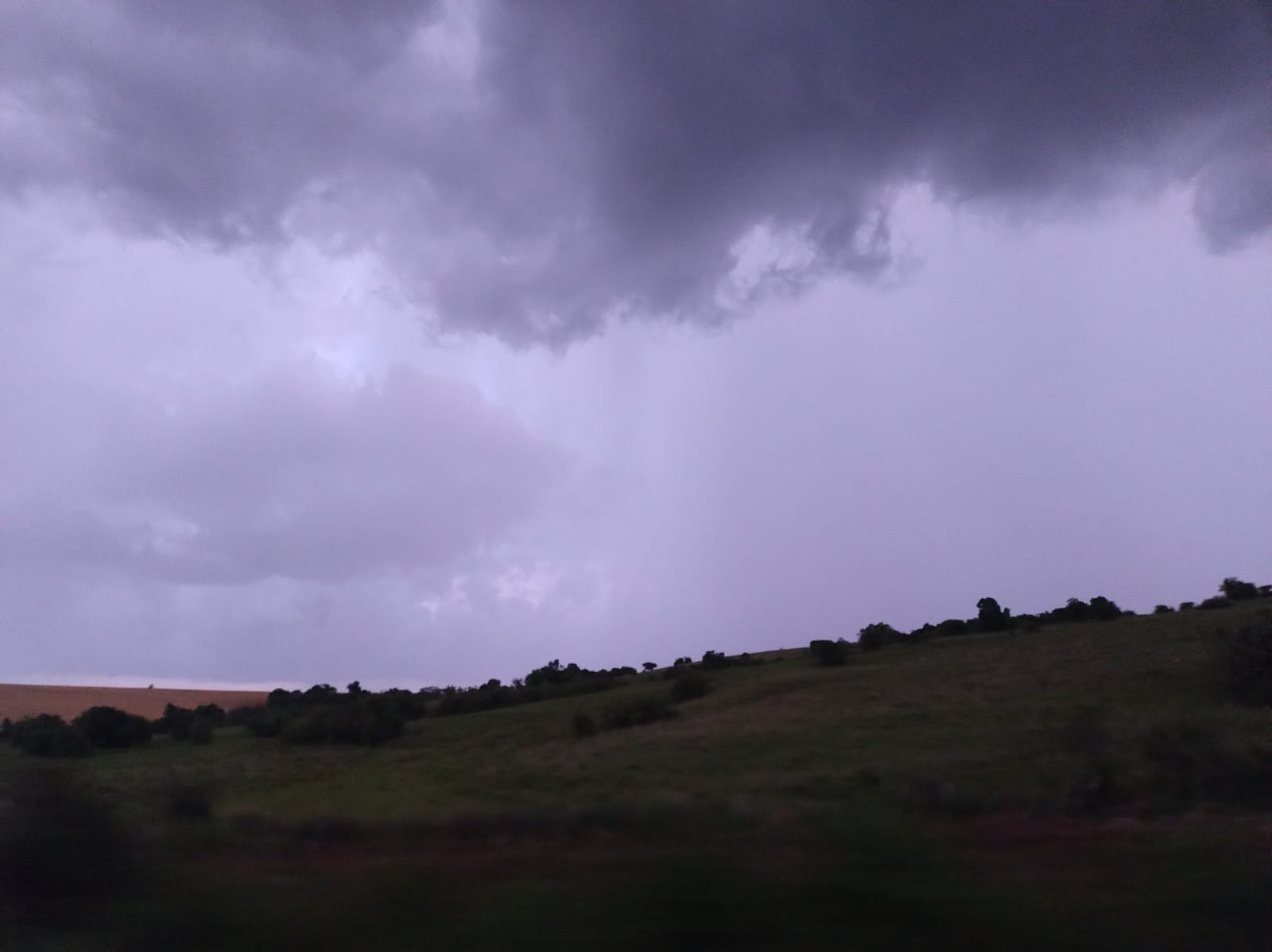 Céu nublado em uma área do pampa gaúcho