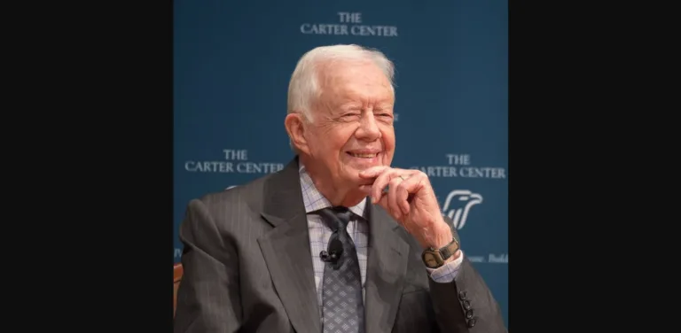 Jimmy Carter, ex-presidente dos Estados Unidos, em evento no Carter Center. Ele expressa um sorriso.