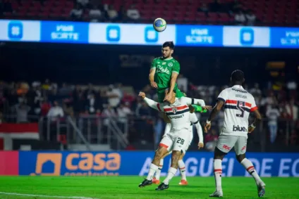 Partida entre Juventude e São Paulo no Morumbi, com jogadas intensas e atletas em destaque, promovendo emoção no futebol brasileiro.