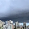 Imagem de um céu nublado sobre edifícios do Centro de Porto Alegre. As nuvens escuras ameaçam chuva.