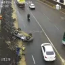 Imagem de um acidente de carro na descida da avenida Castello Branco para o Túnel da Conceição, com um veículo capotado e a presença de motociclistas e carros