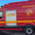 Imagem de uma viatura do Corpo de Bombeiros Militar do Rio Grande do Sul (CBMRS) em vermelho, destacando o n&uacute;mero 193 para emerg&ecirc;ncias e o servi&ccedil;o de resgate.