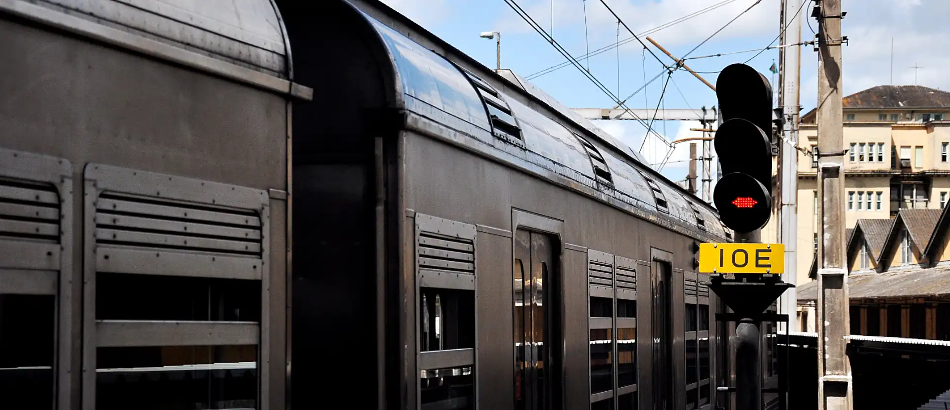 Imagem de uma composição da Trensurb na Estação Mercado, mostrando um trem e sinal de trânsito ferroviário.