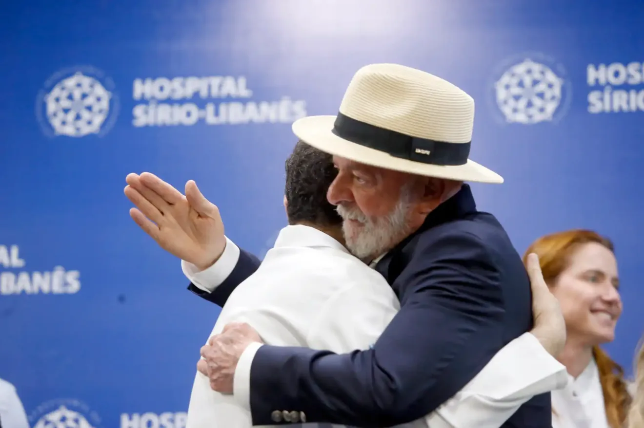 Imagem mostra abraço entre o presidente Lula e o médico Roberto Kalil Filho em coletiva no Hospital Sírio-Libanês, em São Paulo.