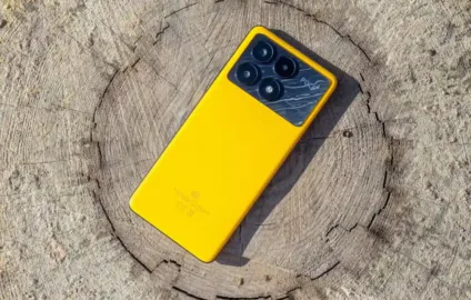 Imagem de um smartphone amarelo sobre uma superfície de madeira, destacando a moderna câmera traseira e o design elegante. Ideal para entusiastas de tecnologia.