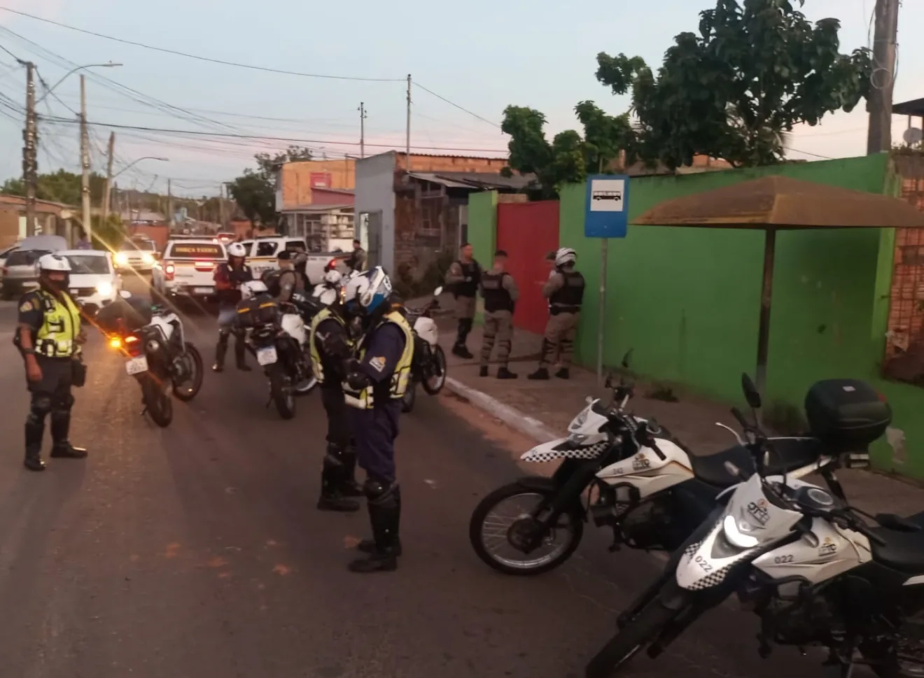 Fiscalização de trânsito em Porto Alegre com policiais e viaturas em ação contra rachas e outras irregularidades.