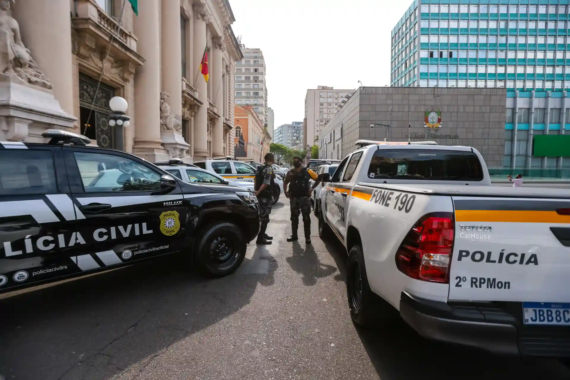 Entrega de viaturas da Polícia Civil e Brigada Militar em frente ao Palácio Piratini, Porto Alegre.