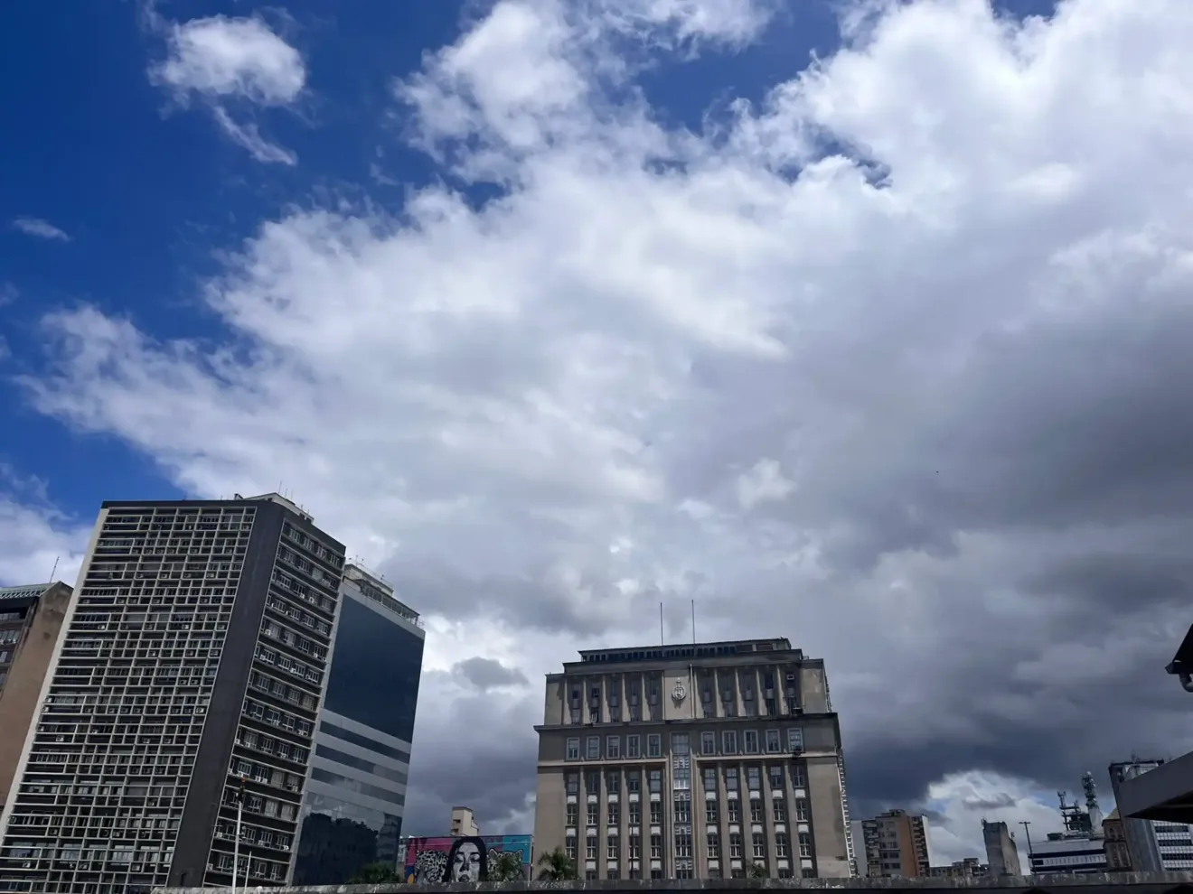 Vista do Centro Histórico de Porto Alegre, com edifícios e céu parcialmente nublado.