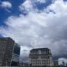 Vista do Centro Histórico de Porto Alegre, com edifícios e céu parcialmente nublado.